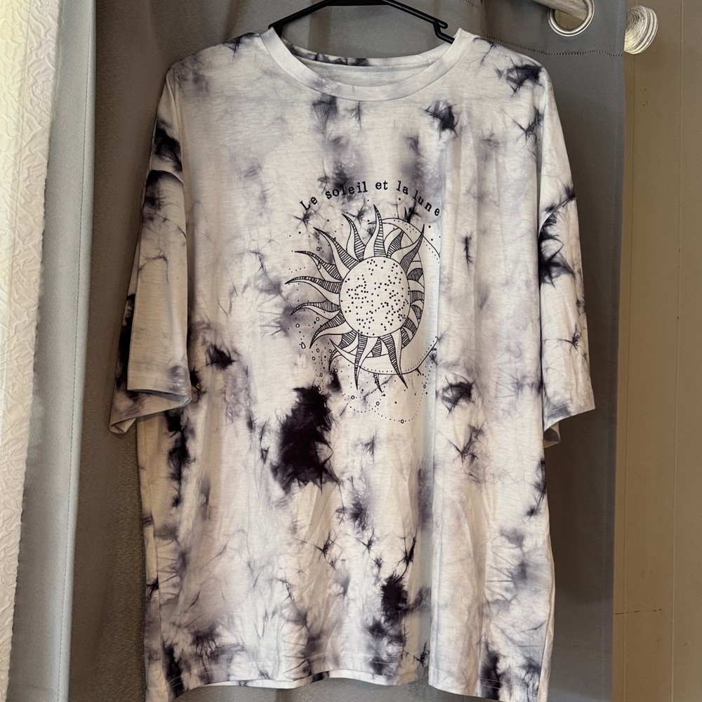 SHEIN Black and White Tie-Dye Sun Graphic Tee